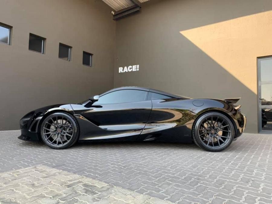  McLaren 720S by RACE! on Vossen Wheels 2019 года  (фото 5 из 21)